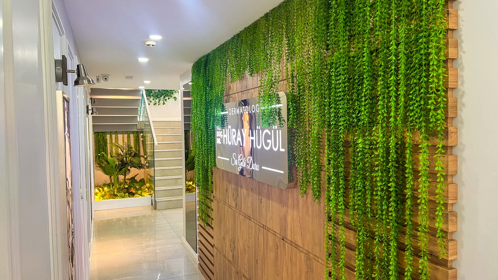 Klinik koridoru ve bitki duvarı ile karşılama alanı — Antalya dermatoloji kliniği